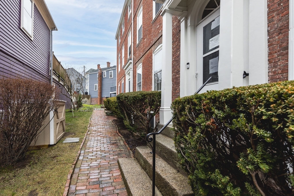 1 bed, 1 bath apartment for rent at 137 Washington Unit 1R, Old Town — photo 2 of 17