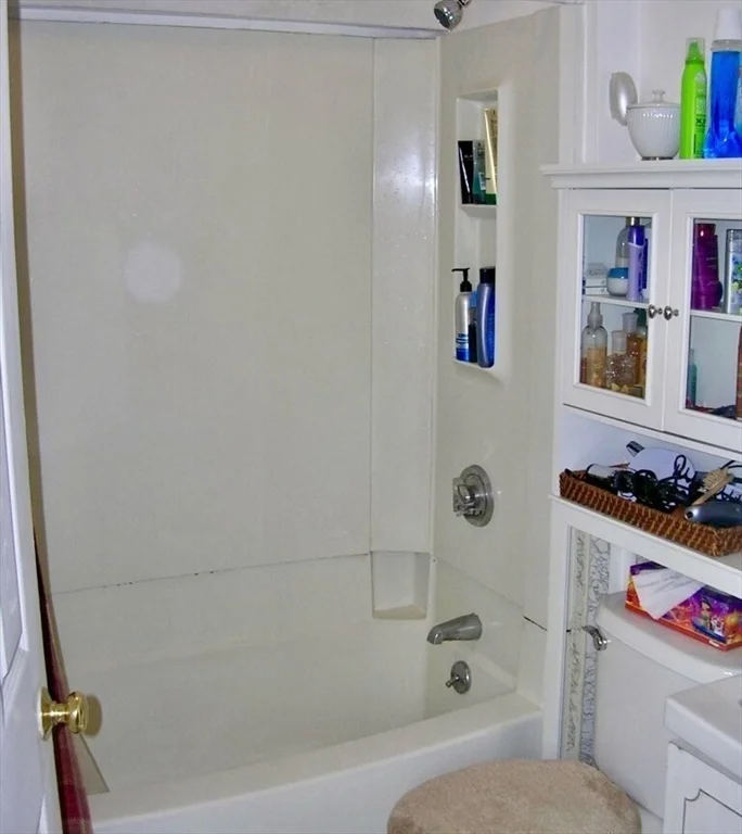 2 bed, 1 bath apartment for rent at 137 Whitwell St Unit 3, Quincy — photo 6 of 6