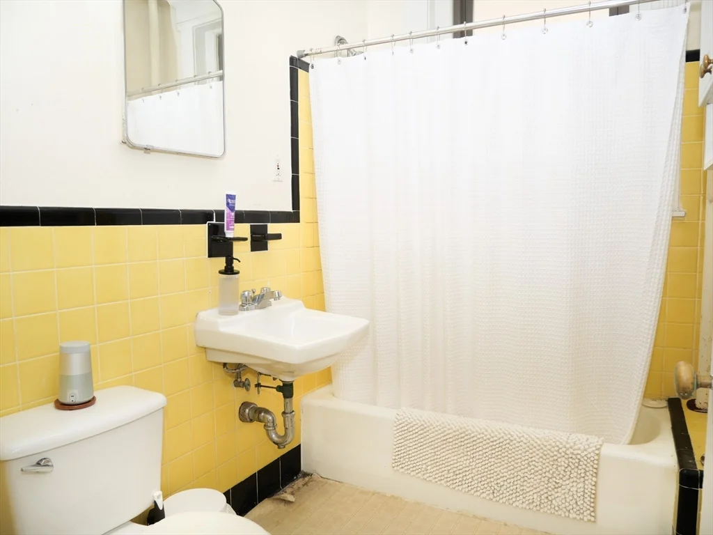 1 bed, 1 bath apartment for rent at 1378 Beacon Unit 10, Coolidge Corner — photo 5 of 6