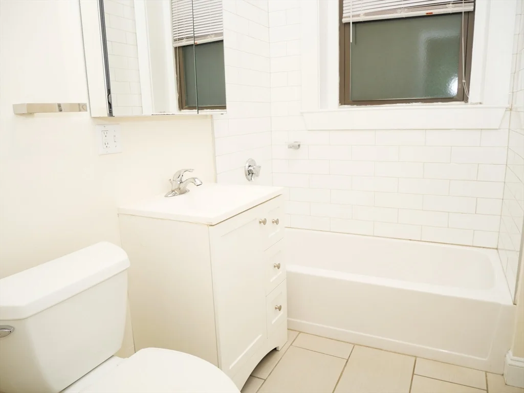 1 bed, 1 bath apartment for rent at 1378 Beacon Unit 4, Coolidge Corner — photo 6 of 6