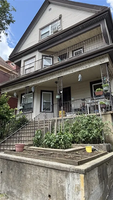 2 bed, 1 bath apartment for rent at 138 Lowell St Unit 3, Powder House Square
