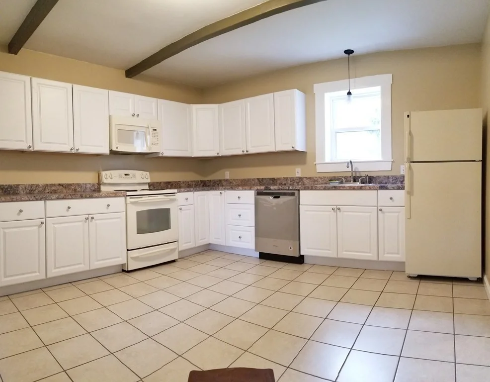 3 bed, 1 bath apartment for rent at 138 Summer Unit 1, North Brookfield — photo 2 of 9