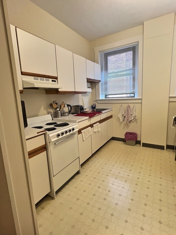 1 bed, 1 bath apartment for rent at 1382 Beacon Unit 10, Coolidge Corner — photo 3 of 8