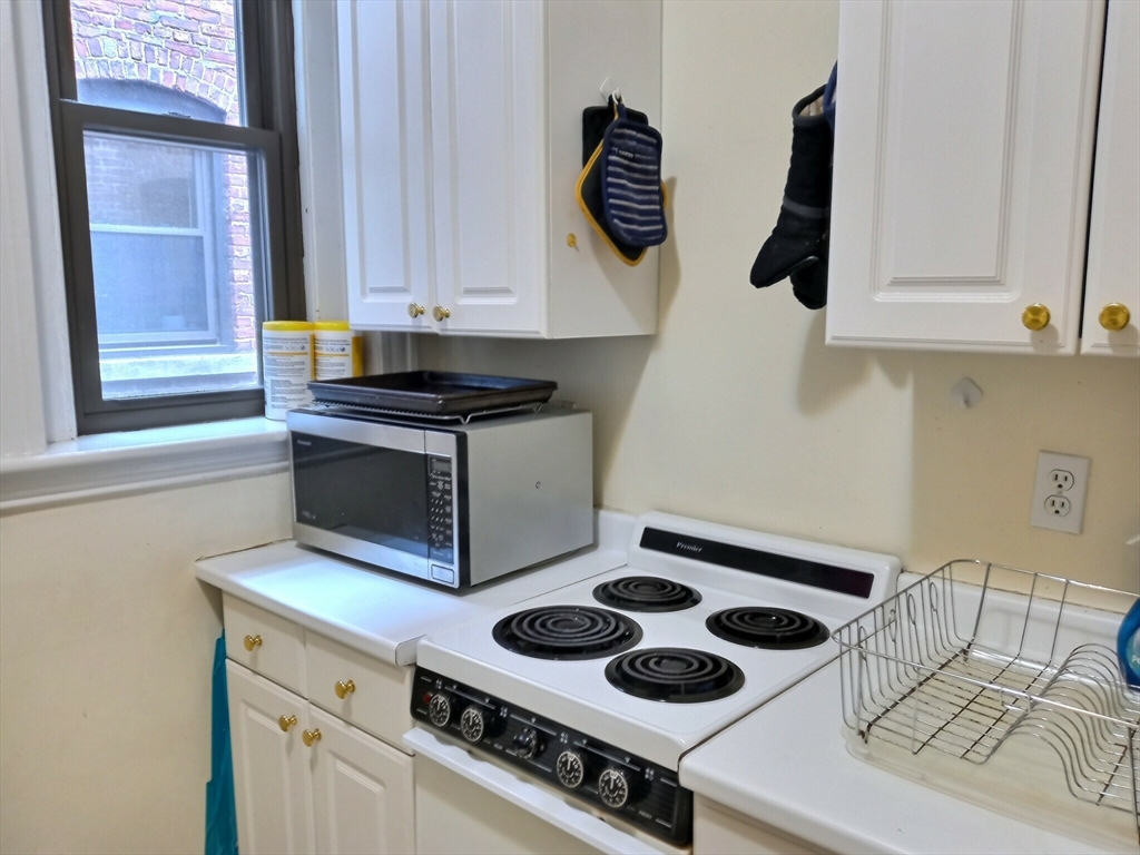 1 bed, 1 bath apartment for rent at 1382 Beacon Unit 11, Coolidge Corner — photo 2 of 12
