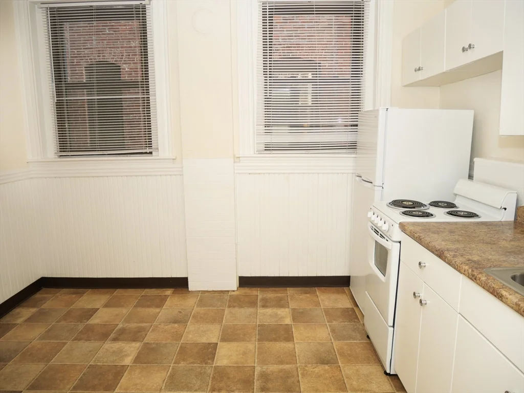1 bed, 1 bath apartment for rent at 1382 Beacon Unit 12, Coolidge Corner — photo 2 of 5