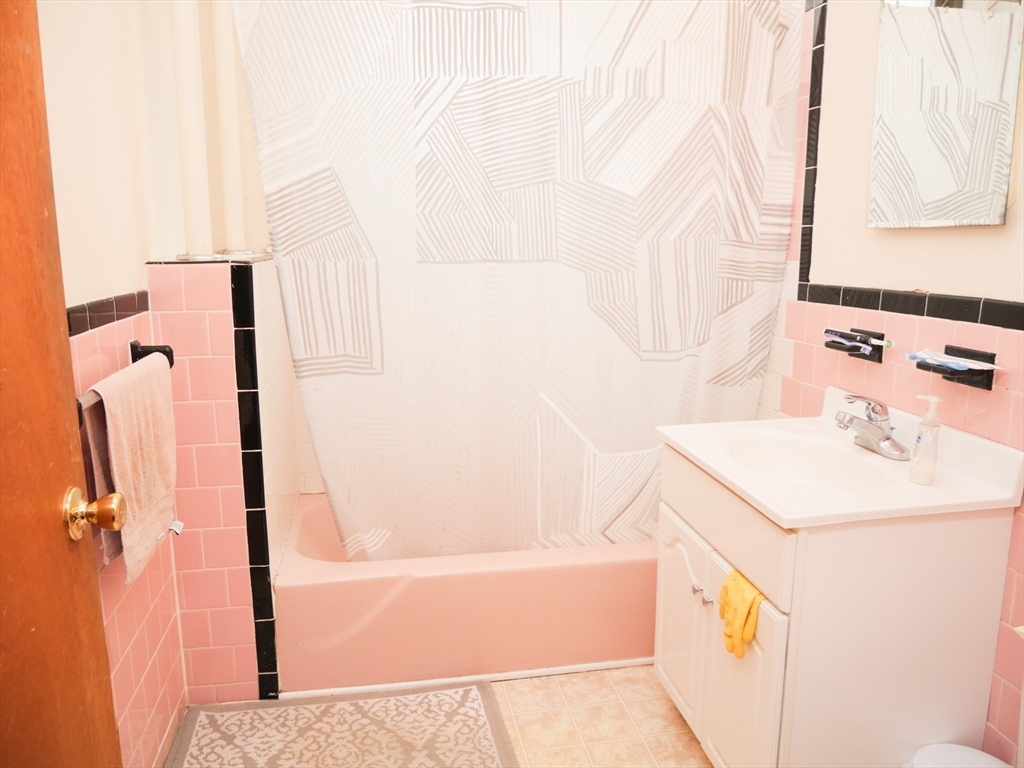 1 bed, 1 bath apartment for rent at 1382 Beacon Unit 14, Coolidge Corner — photo 8 of 8