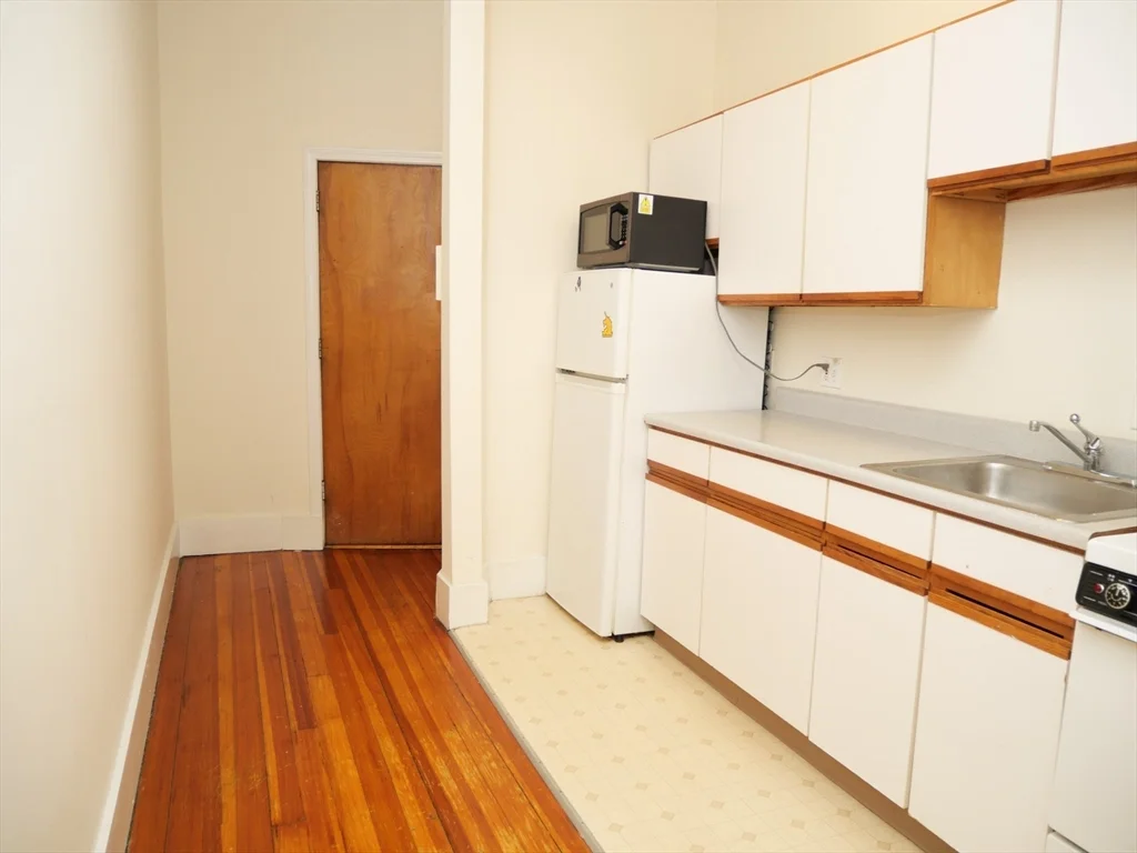 1 bed, 1 bath apartment for rent at 1382 Beacon Unit 4, Coolidge Corner — photo 2 of 5