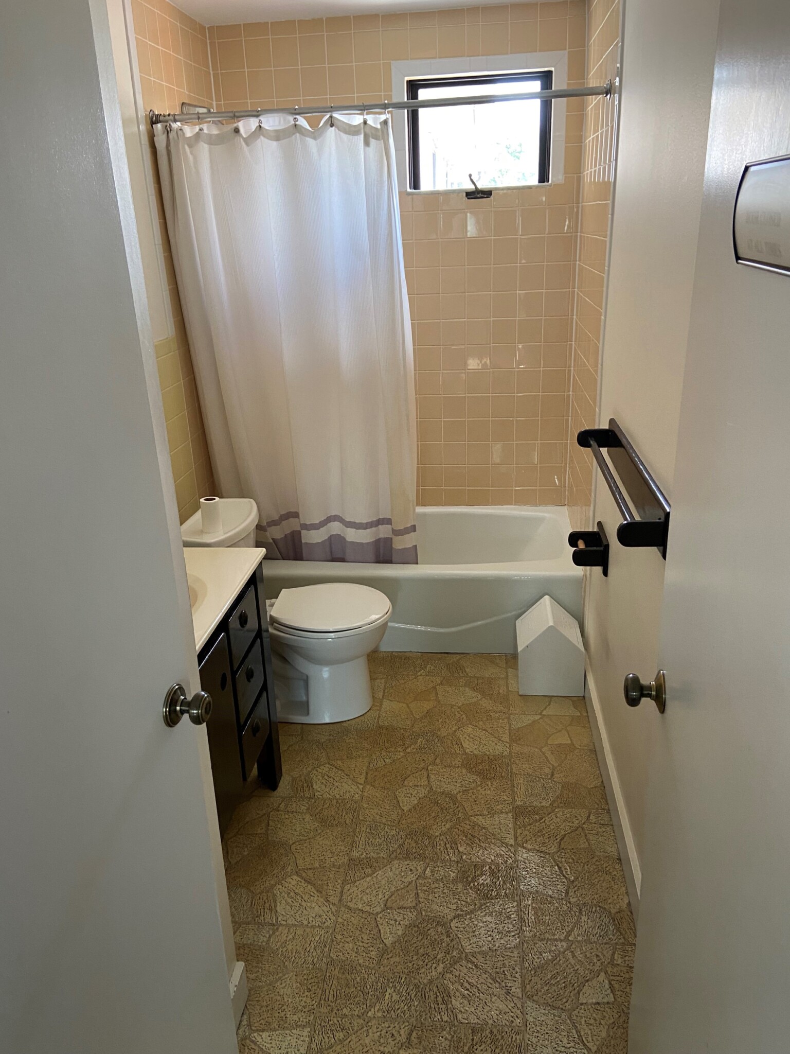 3 bed, 1 bath apartment for rent at 1383 Washington St Unit 3, West Newton — photo 11 of 14