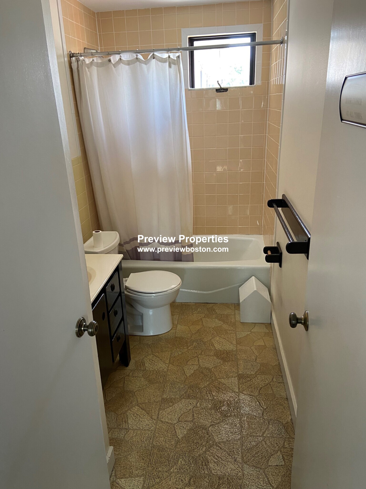 3 bed, 1 bath apartment for rent at 1383 Washington St Unit 3P, West Newton — photo 4 of 13