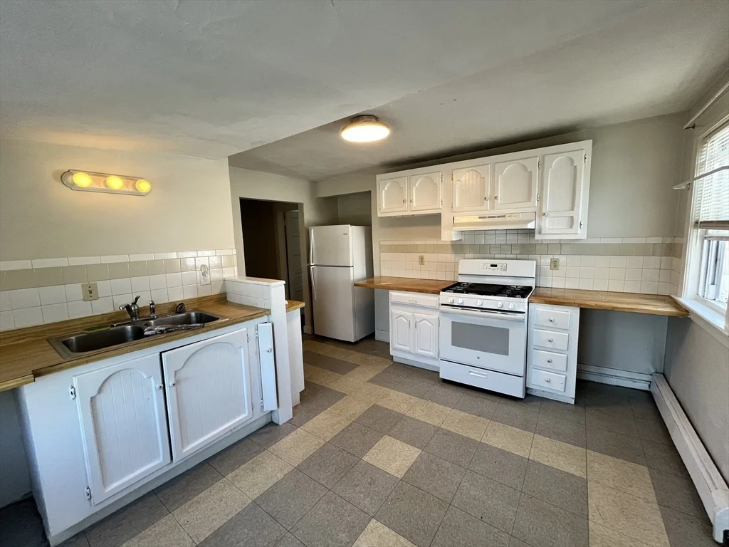 3 bed, 1 bath apartment for rent at 1384 Gorham St Unit 3, Lowell — photo 3 of 17