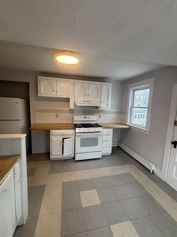 3 bed, 1 bath apartment for rent at 1384 Gorham St Unit 3, Lowell — photo 4 of 17