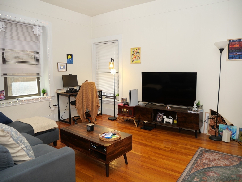 1 bed, 1 bath apartment for rent at 1386 Beacon Unit 4, Coolidge Corner — photo 2 of 7