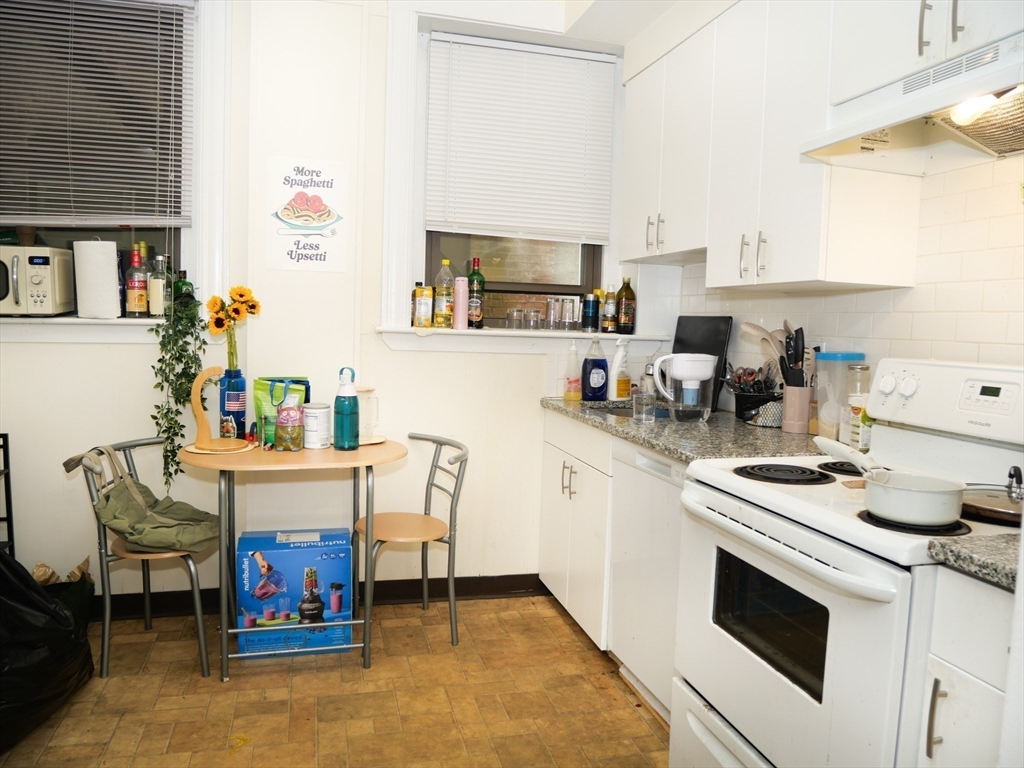 1 bed, 1 bath apartment for rent at 1386 Beacon Unit 4, Coolidge Corner — photo 3 of 7