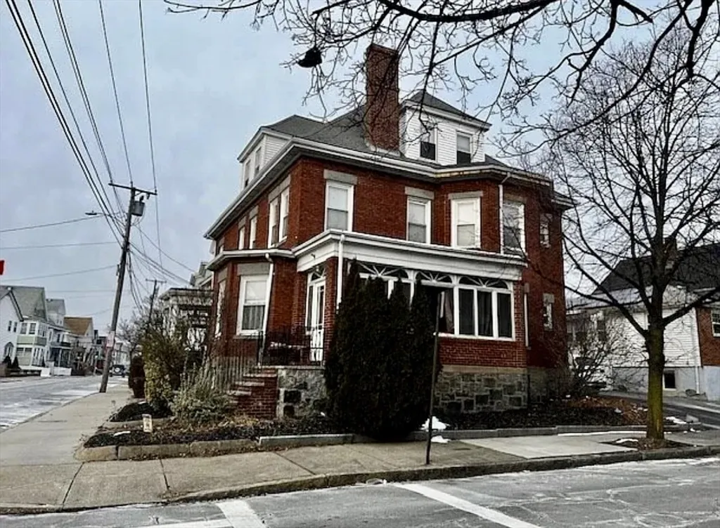 3 bed, 2 bath apartment for rent at 139-141 Bucknam St Everett, Ma Unit R, Everett — photo 1 of 12