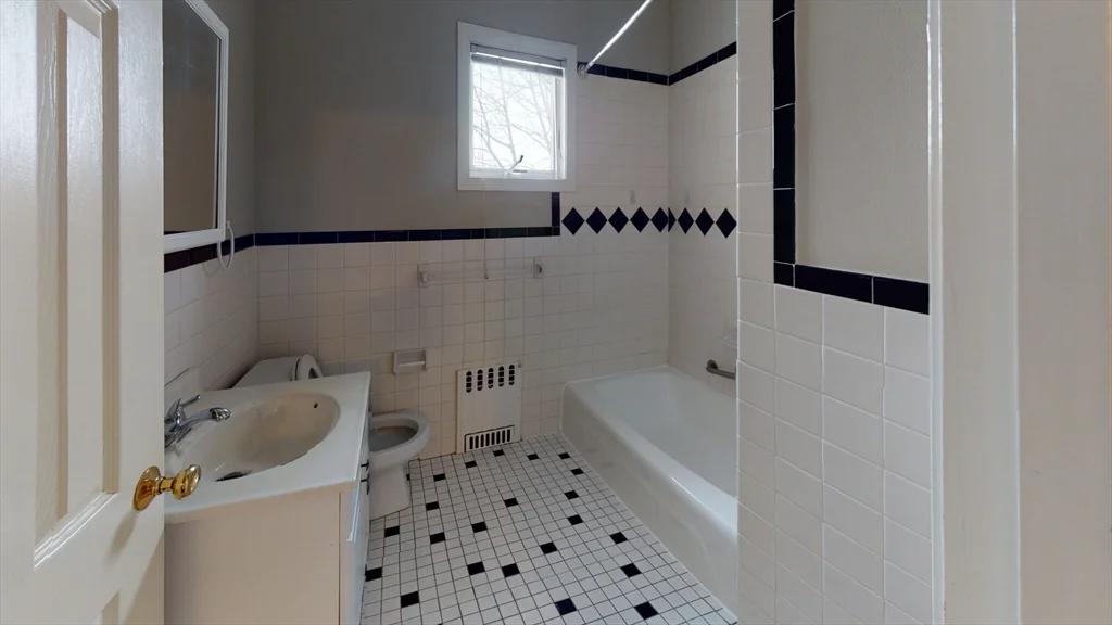 4 bed, 2 bath apartment for rent at 139-141 Edenfield Ave Unit 139, Watertown — photo 8 of 9