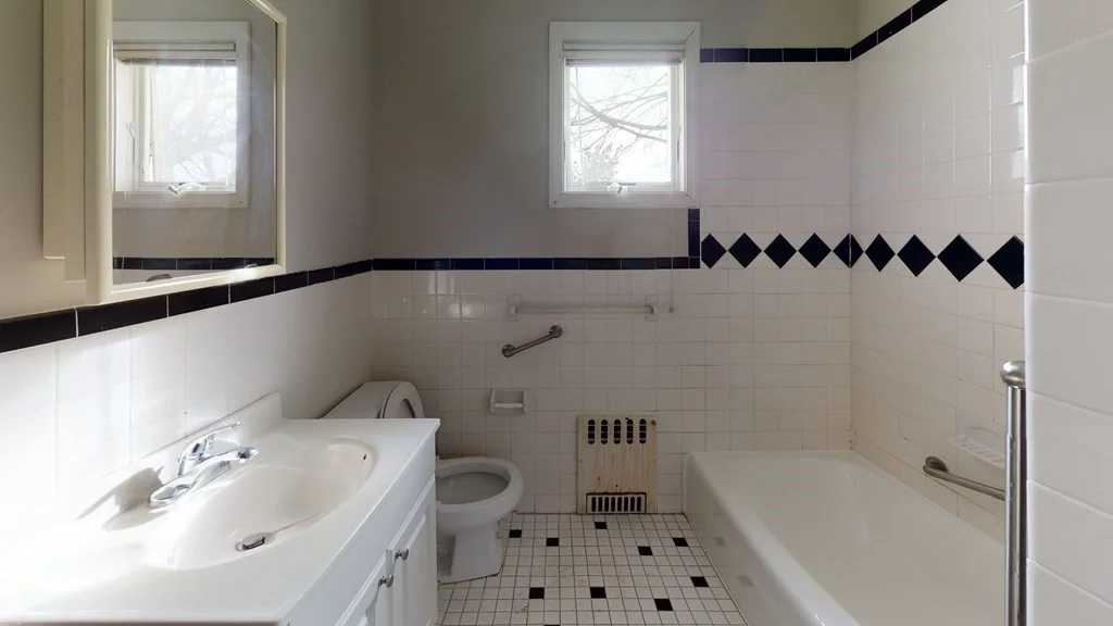 4 bed, 2 bath apartment for rent at 139-141 Edenfield Ave Unit 141, Watertown — photo 8 of 9