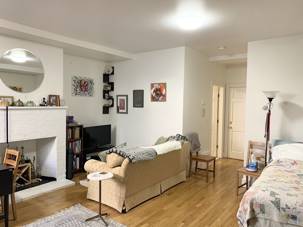 Studio bed, 1 bath apartment for rent at 139 Beacon St Unit 1, Back Bay — photo 3 of 4