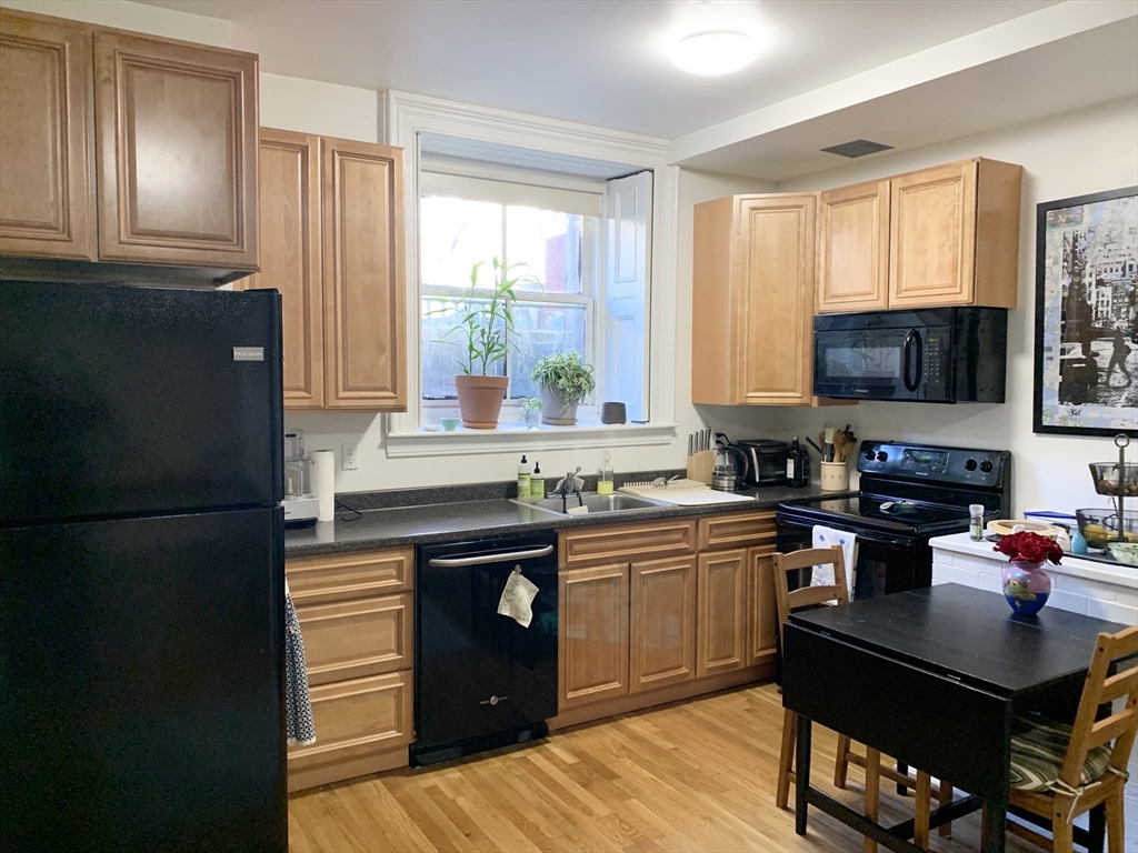 Studio bed, 1 bath apartment for rent at 139 Beacon St Unit 1, Back Bay — photo 1 of 4