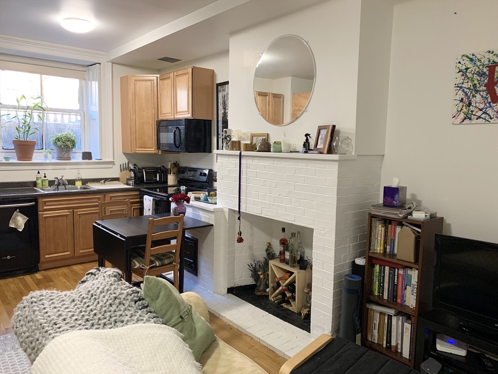 Studio bed, 1 bath apartment for rent at 139 Beacon St Unit 1, Back Bay — photo 2 of 4
