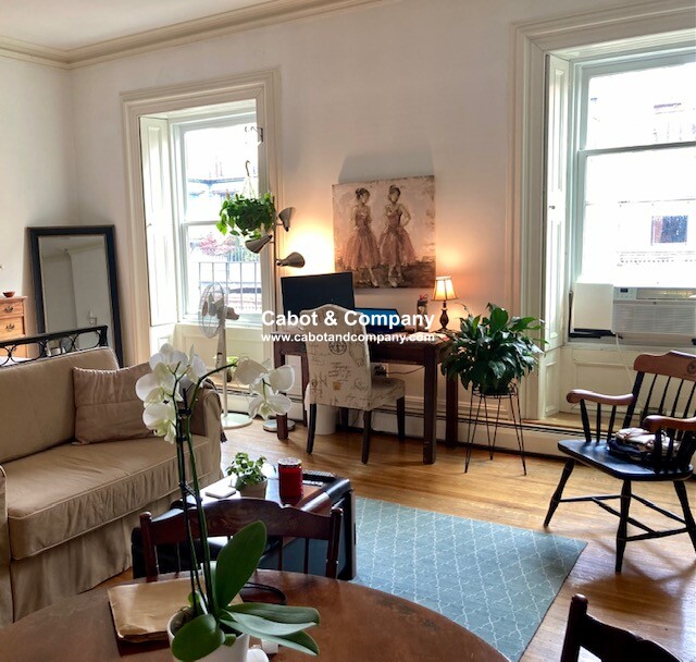 Studio bed, 1 bath apartment for rent at 139 Beacon St Unit 10, Back Bay — photo 2 of 6