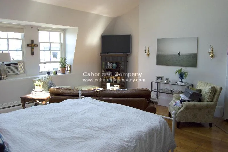 Studio bed, 1 bath apartment for rent at 139 Beacon St Unit 11, Back Bay — photo 4 of 6