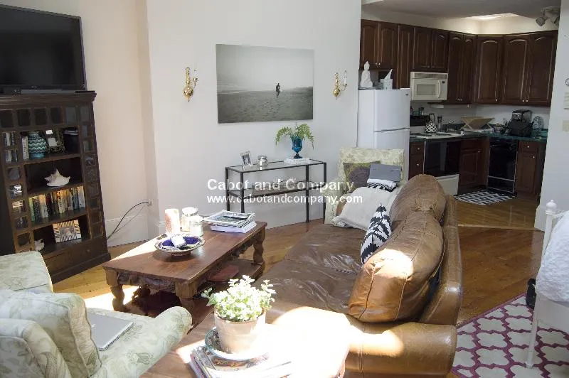 Studio bed, 1 bath apartment for rent at 139 Beacon St Unit 11, Back Bay — photo 1 of 6