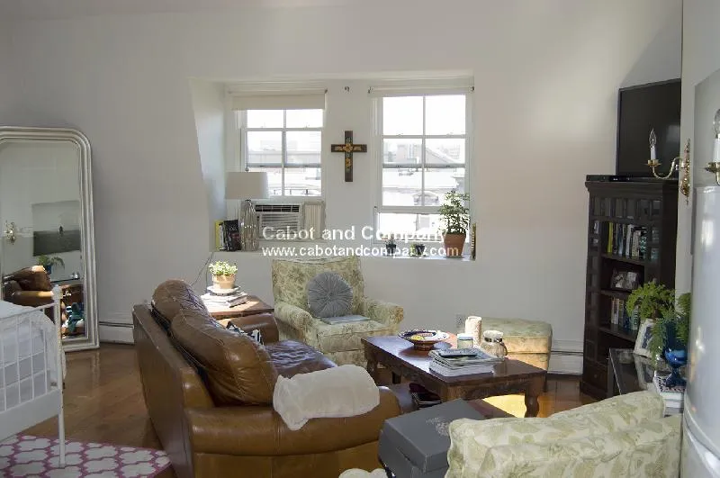 Studio bed, 1 bath apartment for rent at 139 Beacon St Unit 11, Back Bay — photo 2 of 6