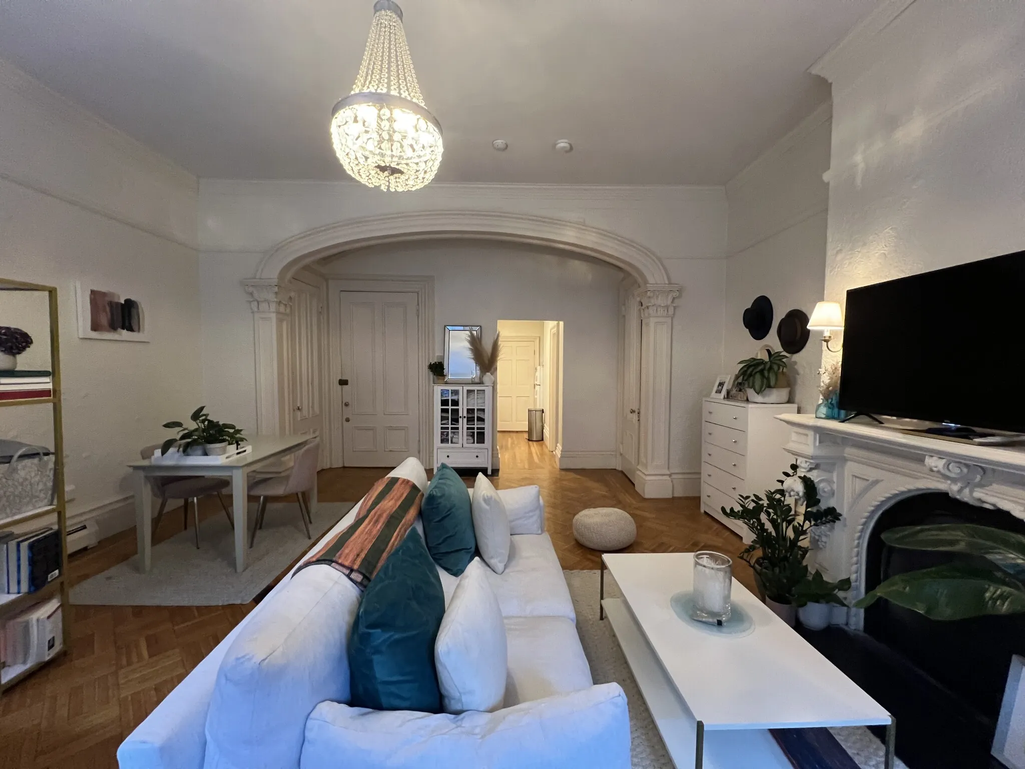 Studio bed, 1 bath apartment for rent at 139 Beacon St Unit 4, Back Bay — photo 1 of 12
