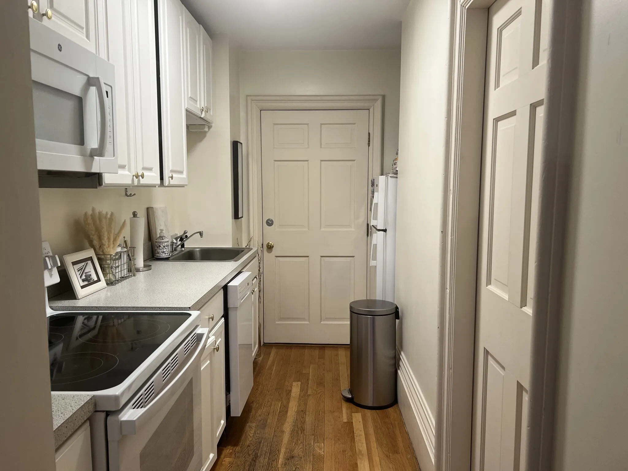 Studio bed, 1 bath apartment for rent at 139 Beacon St Unit 4, Back Bay — photo 3 of 12