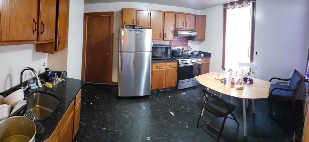 4 bed, 1 bath apartment for rent at 139 Lowell St Unit 1, South Side — photo 3 of 4