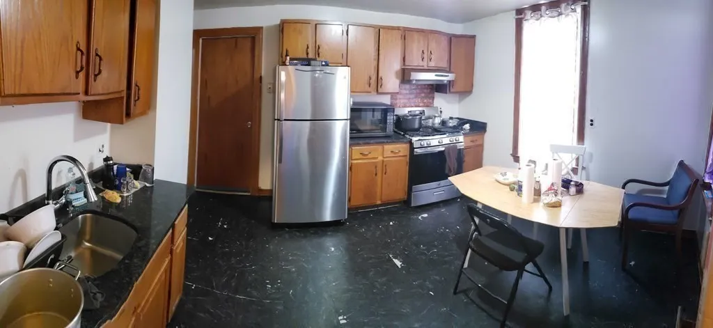 2 bed, 1 bath apartment for rent at 139 Lowell St Unit 3, South Side — photo 2 of 4