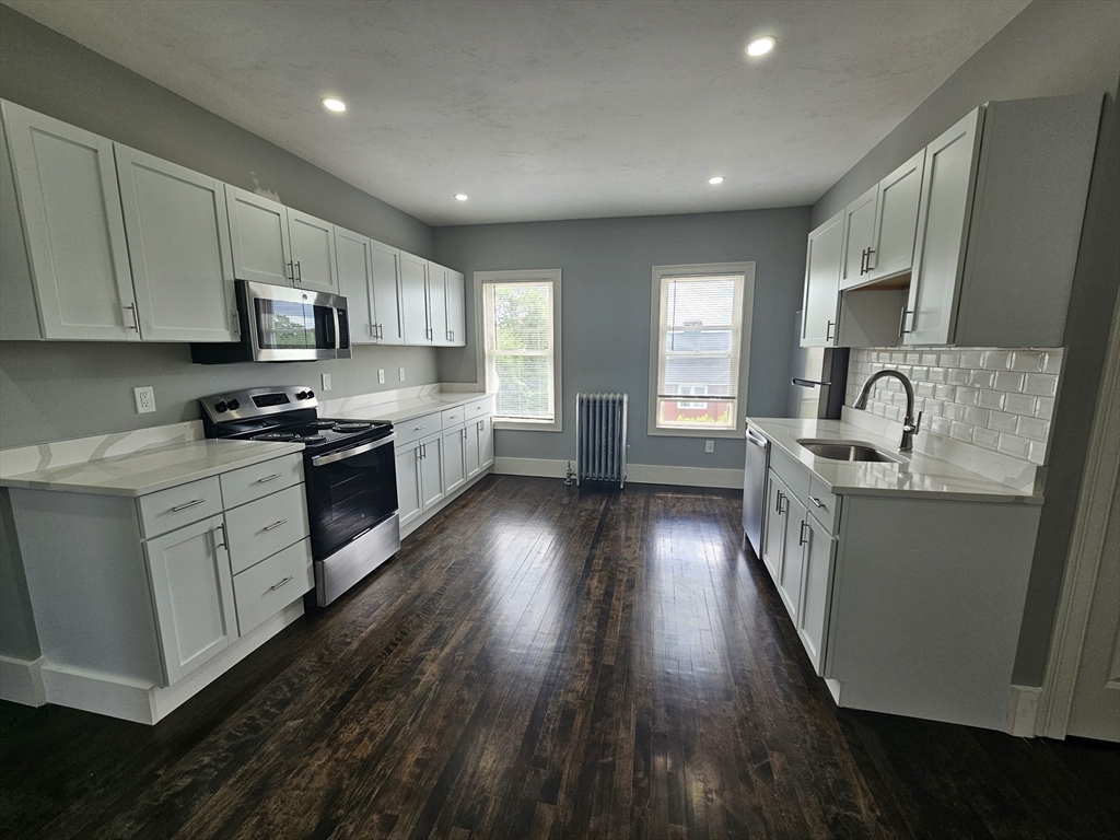 3 bed, 1 bath apartment for rent at 139 Providence Unit 3, Worcester — photo 1 of 26
