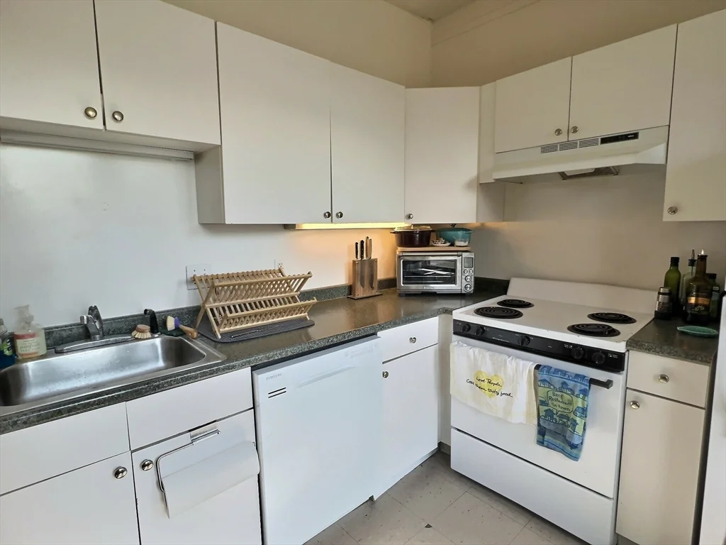 2 bed, 1 bath apartment for rent at 1390 Beacon Unit 1, Coolidge Corner — photo 11 of 13