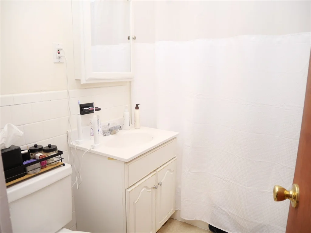 2 bed, 1 bath apartment for rent at 1390 Beacon Unit 11, Coolidge Corner — photo 9 of 10