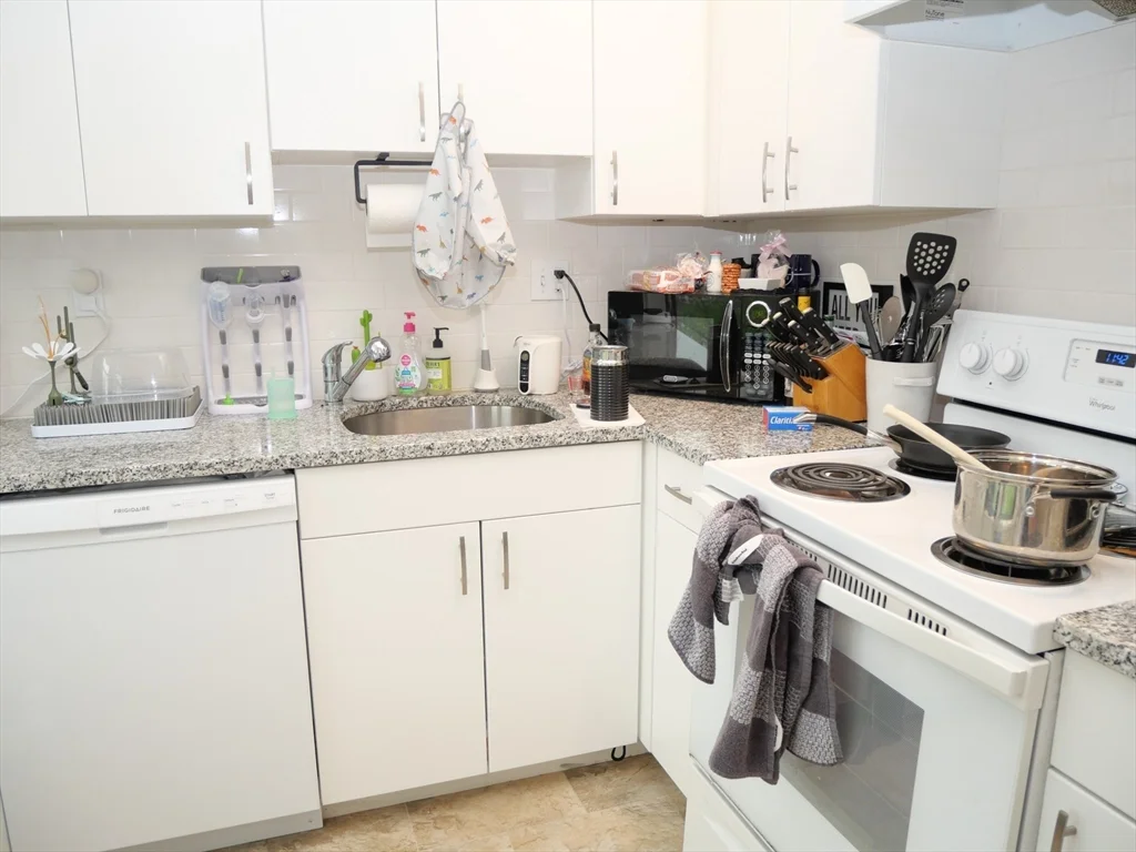 2 bed, 1 bath apartment for rent at 1390 Beacon Unit 11, Coolidge Corner — photo 1 of 10