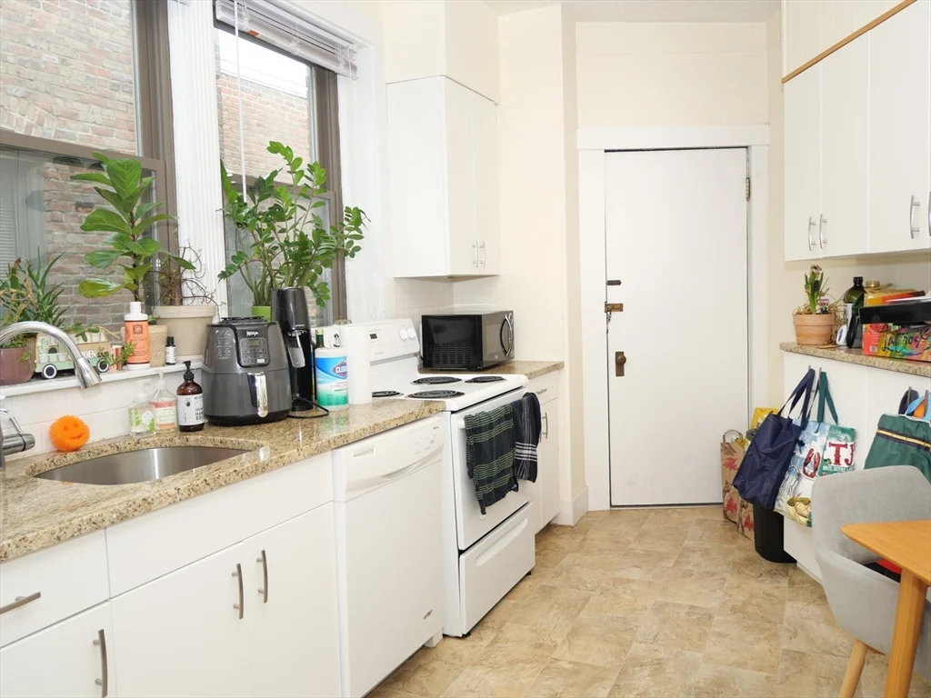 1 bed, 1 bath apartment for rent at 1390 Beacon Unit 12, Coolidge Corner — photo 2 of 9