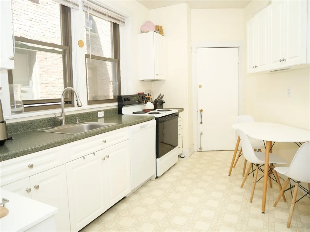 1 bed, 1 bath apartment for rent at 1390 Beacon Unit 4, Coolidge Corner
