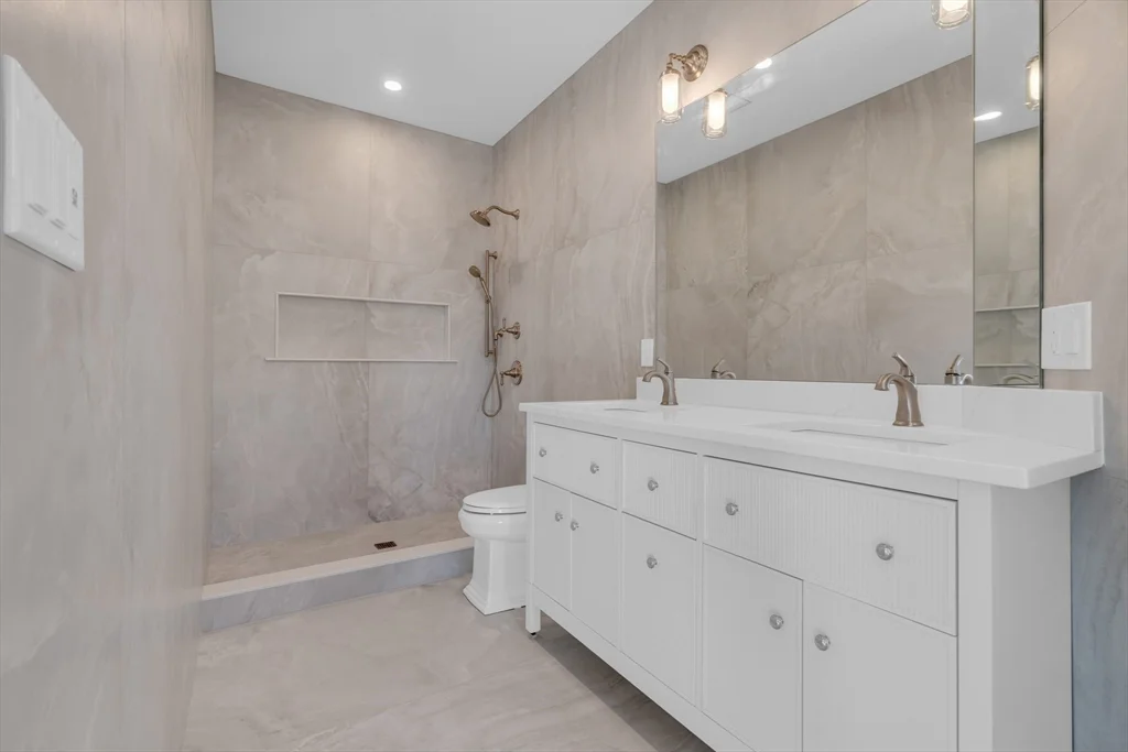 3 bed, 2 bath apartment for rent at 1396 Beacon St Unit 3rd Floor, Coolidge Corner — photo 5 of 8
