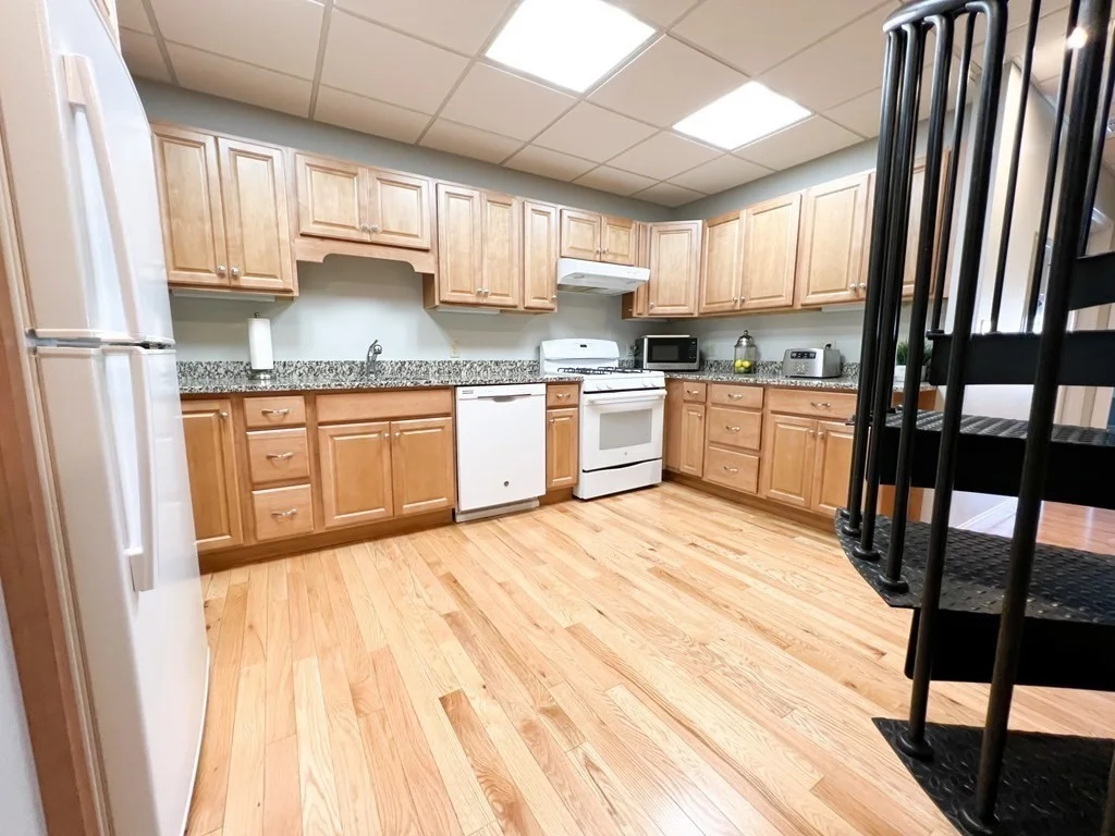 2 bed, 2 bath apartment for rent at 139R Linden St Unit 2, Wellesley — photo 3 of 12