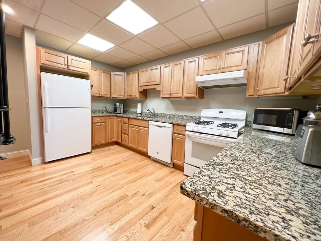 2 bed, 2 bath apartment for rent at 139R Linden St Unit 2, Wellesley — photo 4 of 12