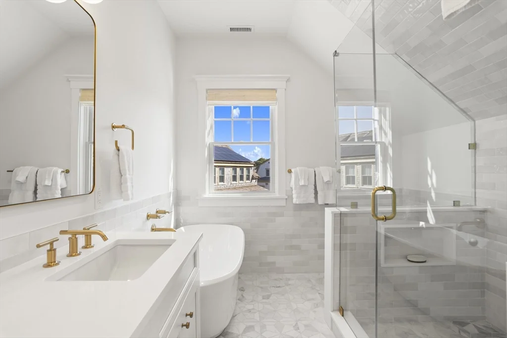 6 bed, 4+ bath apartment for rent at 13A Gingy Ln, Nantucket — photo 19 of 29