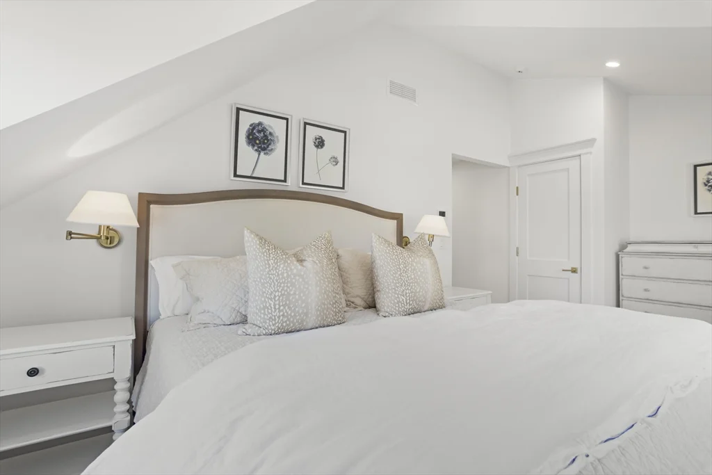 5 bed, 4+ bath apartment for rent at 13B Gingy Ln, Nantucket — photo 13 of 27