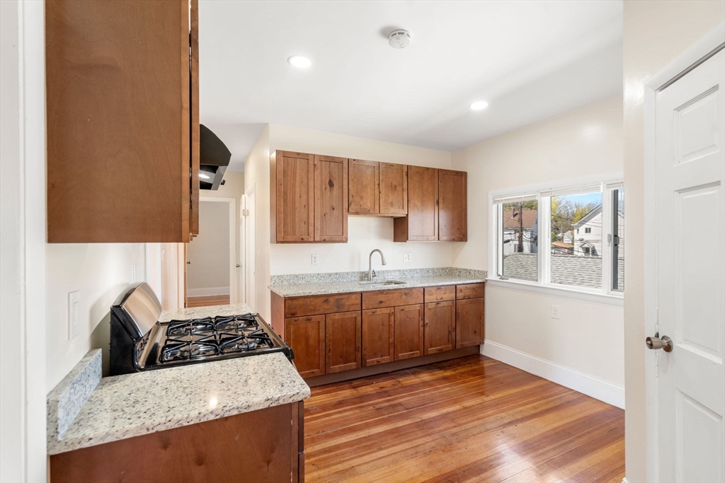 3 bed, 1 bath apartment for rent at 14-16 Child St Unit B, Hyde Park — photo 3 of 8