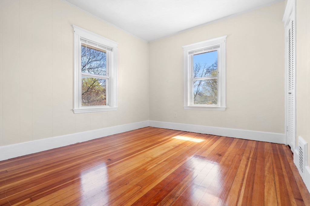 3 bed, 1 bath apartment for rent at 14-16 Child St Unit B, Hyde Park — photo 5 of 8
