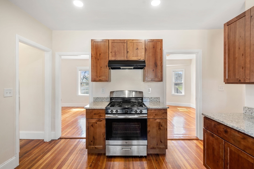 3 bed, 1 bath apartment for rent at 14-16 Child St Unit B, Hyde Park — photo 2 of 8