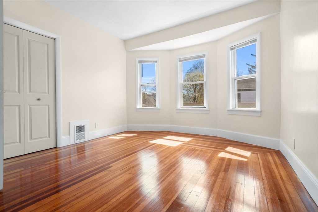 3 bed, 1 bath apartment for rent at 14-16 Child St Unit B, Hyde Park — photo 4 of 8