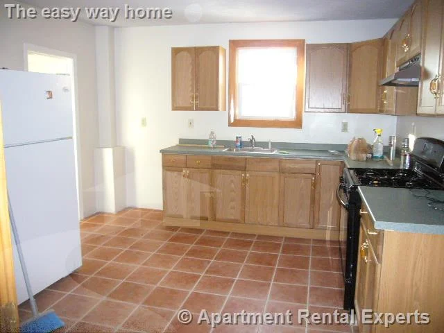3 bed, 1 bath apartment for rent at 14-16 Clark St Unit 3, Union Square