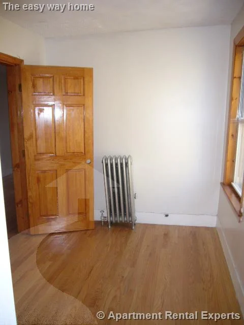 3 bed, 1 bath apartment for rent at 14-16 Clark St Unit 3, Union Square — photo 2 of 6