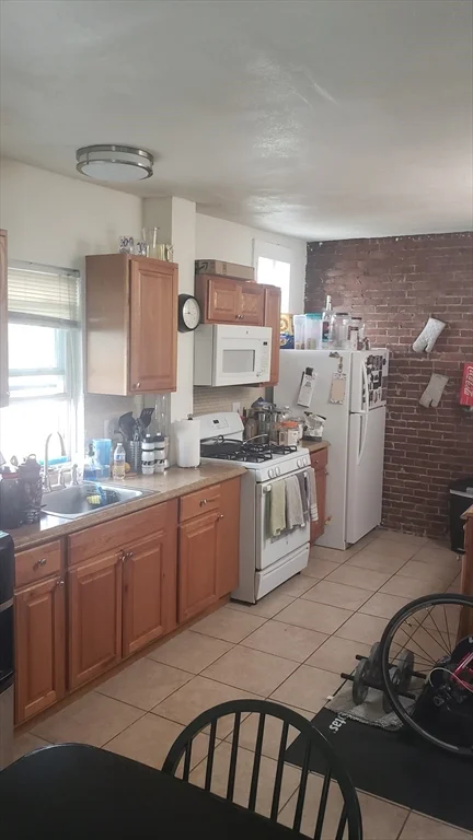 8+ bed, 1 bath apartment for rent at 14 Arlington Unit 3, Everett — photo 2 of 6