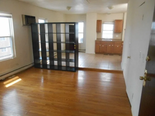 8+ bed, 1 bath apartment for rent at 14 Arlington Unit 3, Everett — photo 1 of 6